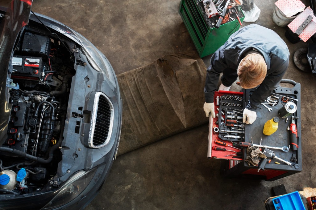 Illustration Preisentwicklung bei Autoreparaturen 2025-2026: umfassende Analyse und Prognosen