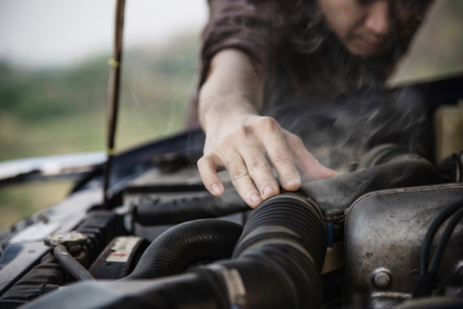 Illustration Hitzewelle und Auto: So vermeiden Sie teure Reparaturen in diesem Sommer